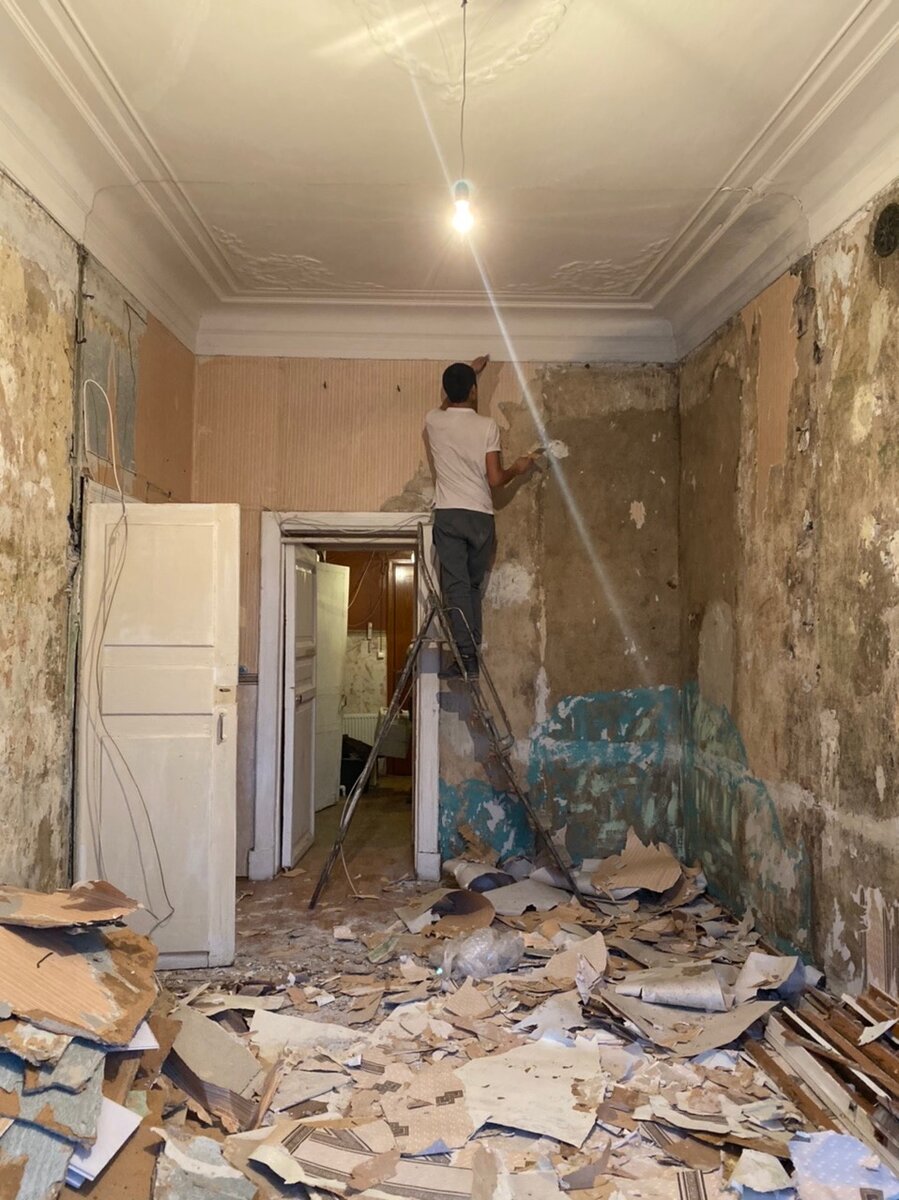 Процесс снятия слоёв обоев «культурные слои»