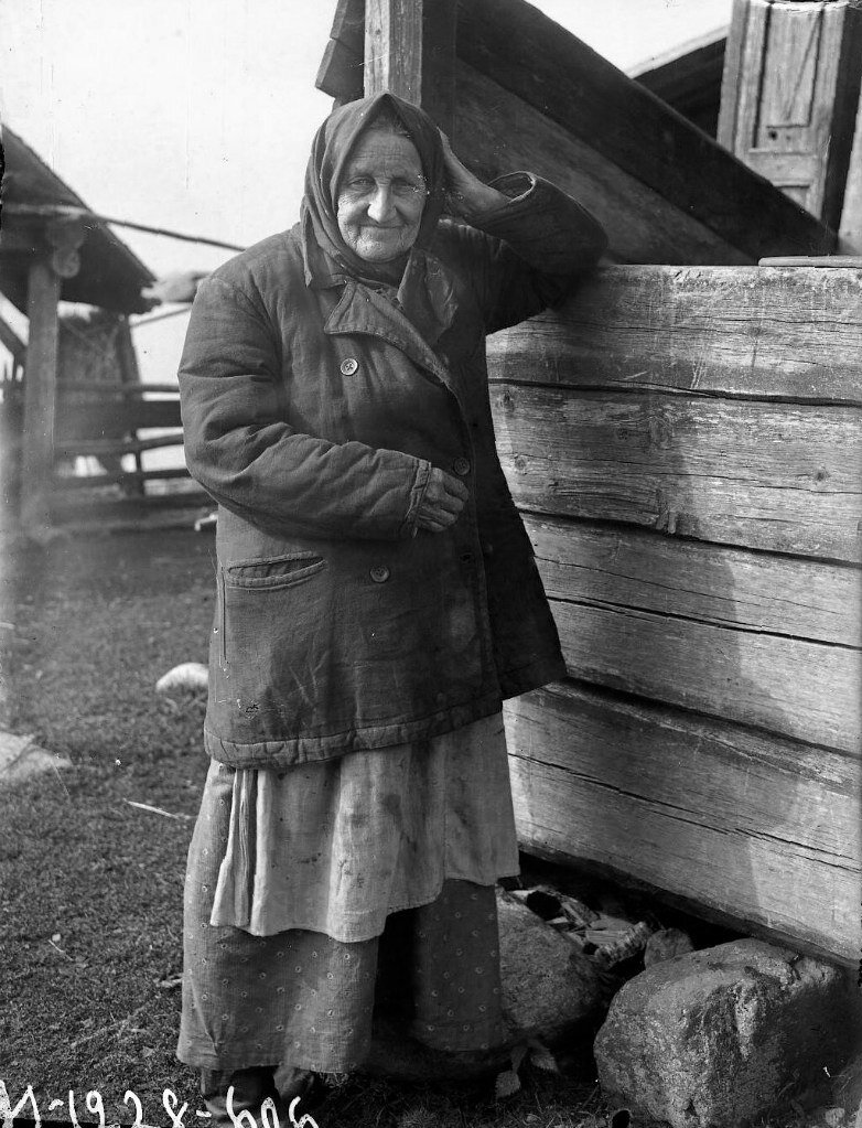 Говорят, русские, а тем более северяне на фотографиях раньше не улыбались. Проверим?)