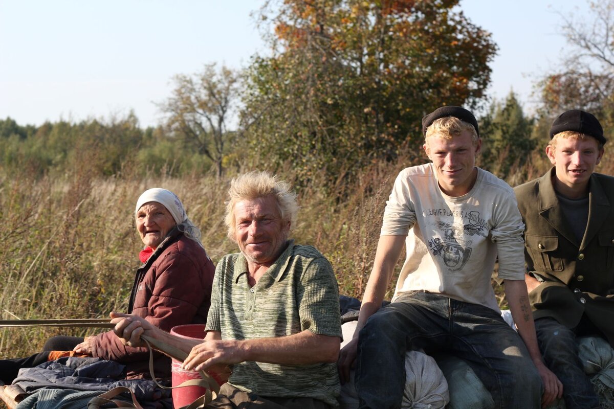 Деревенская родня. Сельская семейная пара средних лет.