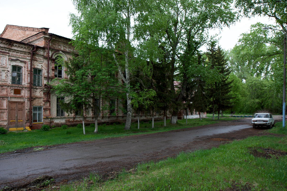 Улица городка в недалеко от причала