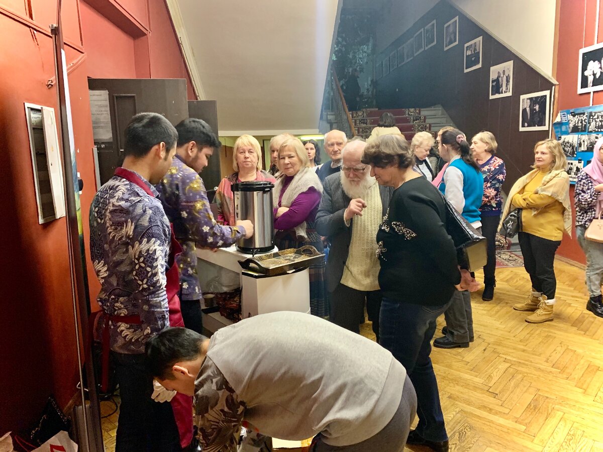 Гости наслаждаются индонезийским кофе перед началом показа фильма "Пять". Фото автора, 2020.