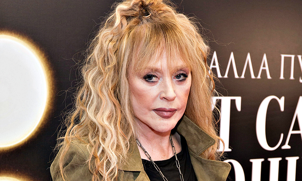 Далее представлены обычные бытовые снимки: домашние праздники, посиделки "тесной компанией", просто селфи Аллы.