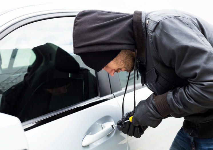 Сначала взламывается замок, затем замыкаются провода