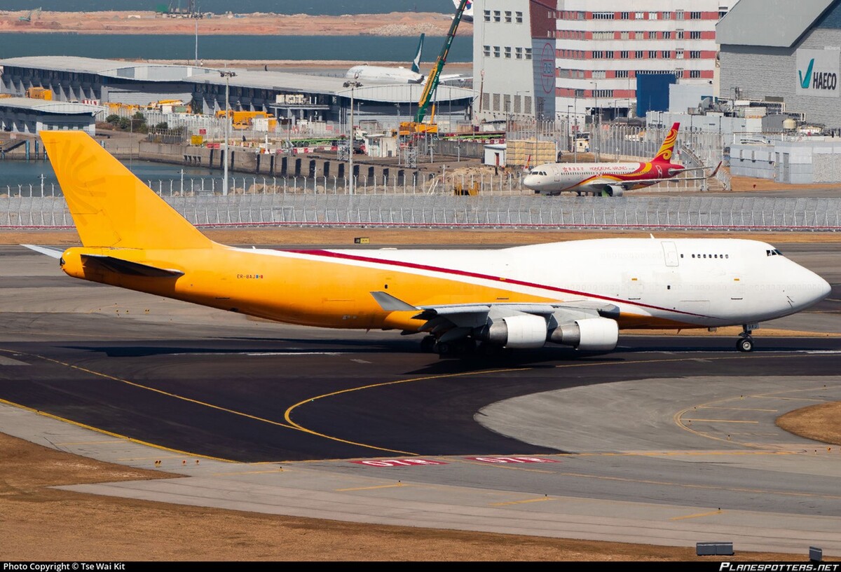 Boeing 747-412BDSF авиакомпании Aerotranscargo, конвертированный в грузовик из выпущенного в 1995 году для Singapore Airlines пассажирского самолёта