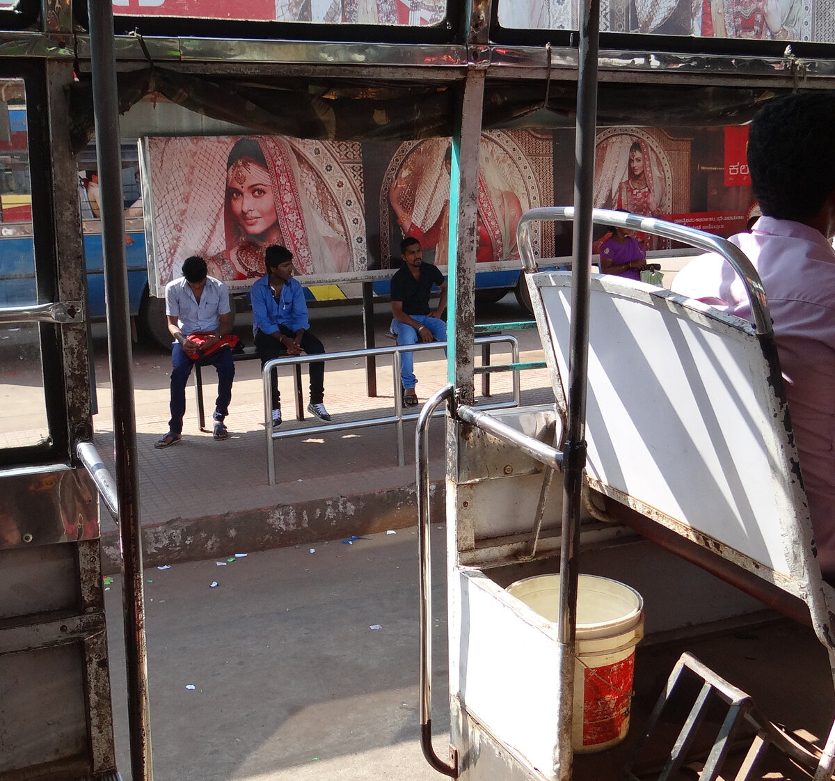 Индийский автобус без окон, без дверей