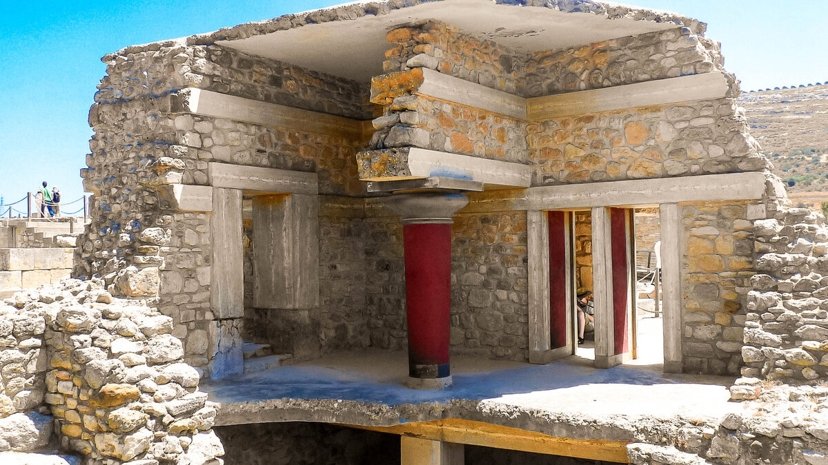 лабиринт минотавра на острове крит. остров крит кносский дворец минотавра. кносский дворец на крите сверху. лабиринт минотавра на острове крит. кносский лабиринт на острове крит.