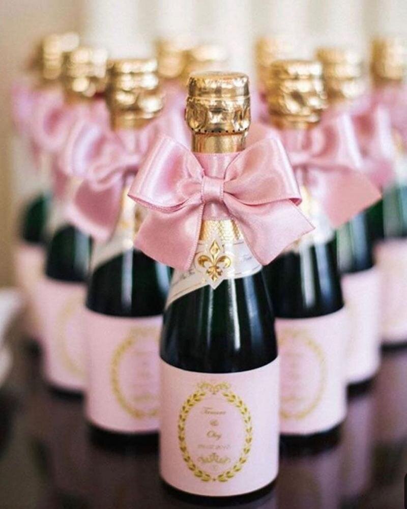 Бутылки шампанского на свадьбу: советы и идеи декора