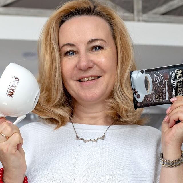 Проще всего приготовить кофе в чашке. Справа — кофе, слева — чашка.