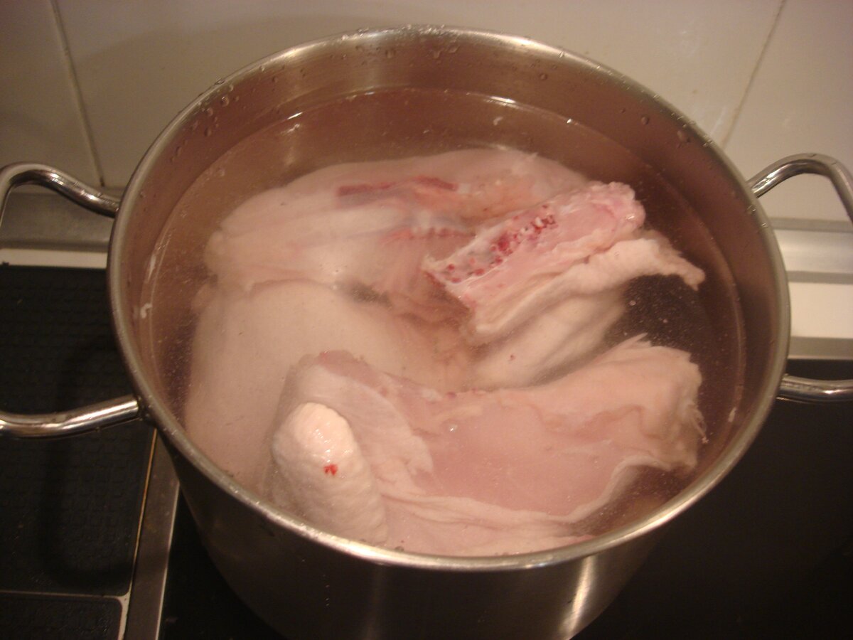 Фото сделано автором (поставила на огонь разрезанную курицу)