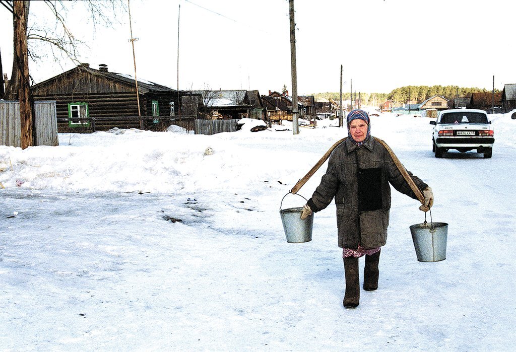 Жители поселка ходят за водой к колонкам на соседние улицы