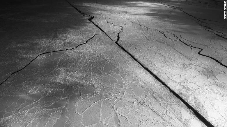 Трещины в морском льду близ Северной Канады. Источник: CNN