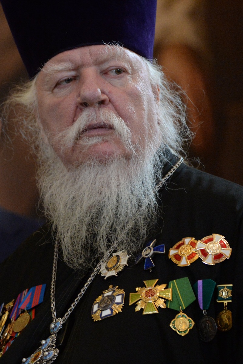 Знакомьтесь - протоирей Дмитрий Смирнов собственной персоной. Медальки "за борьбу с проституцей"  на нагрудном иконостасе случайно нет?