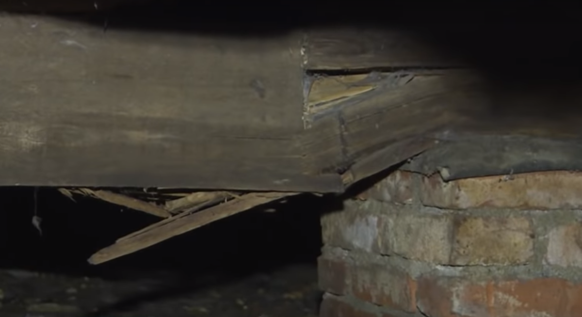 Деревянная балка, на которой держится пол, сломалась. Скриншот видео из сюжета ВГТРК.