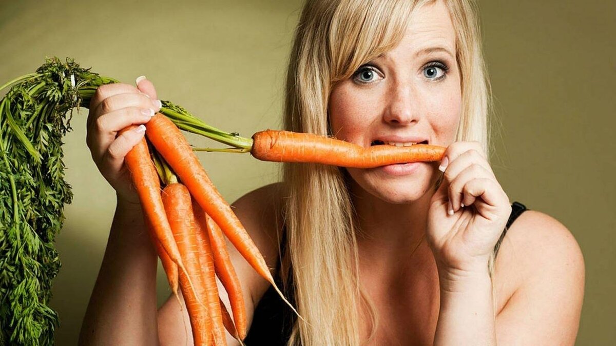 Человек морковь. Женщина ест морковку. Морковное для женщин. До морковкиного заговенья. Ем морковь на ночь