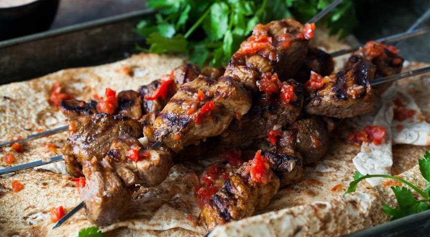ИНГРЕДИЕНТЫ 1,5 кг мякоти свиной шейки
Для маринада:
большой красный сладкий перец
небольшой не очень острый красный перец чили
1 небольшая луковица
3 зубчика чеснока
1 средний помидор
3 ст. л. томатной пасты
соль, свежемолотый черный перец
ПОШАГОВЫЙ РЕЦЕПТ ПРИГОТОВЛЕНИЯ
Шаг 1
Фото приготовления рецепта: Красный шашлык из свинины, шаг №1
Нарезать свиную шейку кусками для шашлыка, лучше прямоугольными, например 5х3х3 см.
Шаг 2
Фото приготовления рецепта: Красный шашлык из свинины, шаг №2
Для маринада очистить и нарезать произвольно сладкий перец, чили, лук и чеснок. Так же нарезать помидор. Сложить все подготовленные продукты в блендер и измельчить в однородное пюре. Добавить томатную пасту, соль и перец, еще раз взбить. Положить куски мяса в контейнер, залить маринадом из блендера, тщательно перемешать, закрыть и поставить в холодильник минимум на 4 ч, можно и на 12 ч.
Шаг 3
Фото приготовления рецепта: Красный шашлык из свинины, шаг №3
Отряхивая куски мяса от маринада, нанизать их на шампуры довольно плотно. Жарить над хорошо прогоревшими углями, очень часто поворачивая, до готовности, примерно 25 мин. Подавать шашлык горячим.
