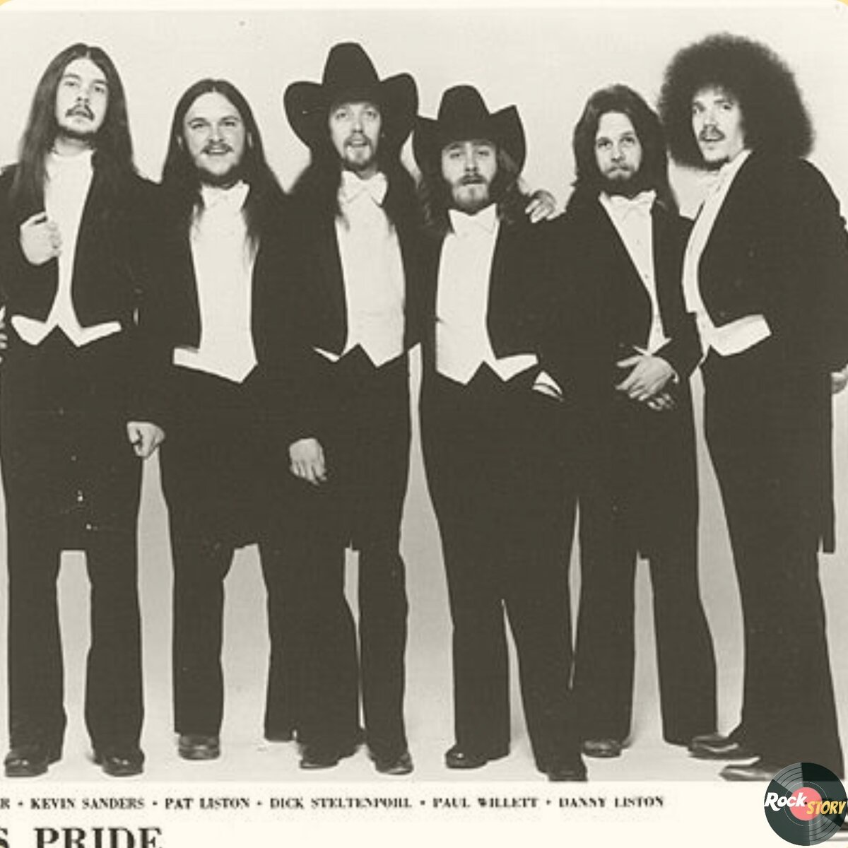 На фотографии: участники группы Mama's Pride, на той же фотосессии 