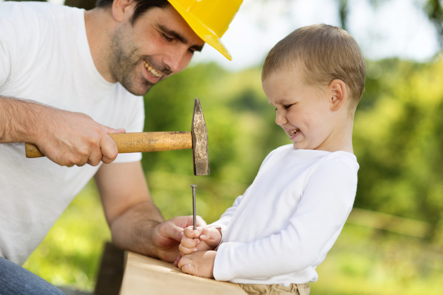 Daddy папа. Воспитание мальчиков. Папа учит ребенка. Папа и сын. Отцы и дети.