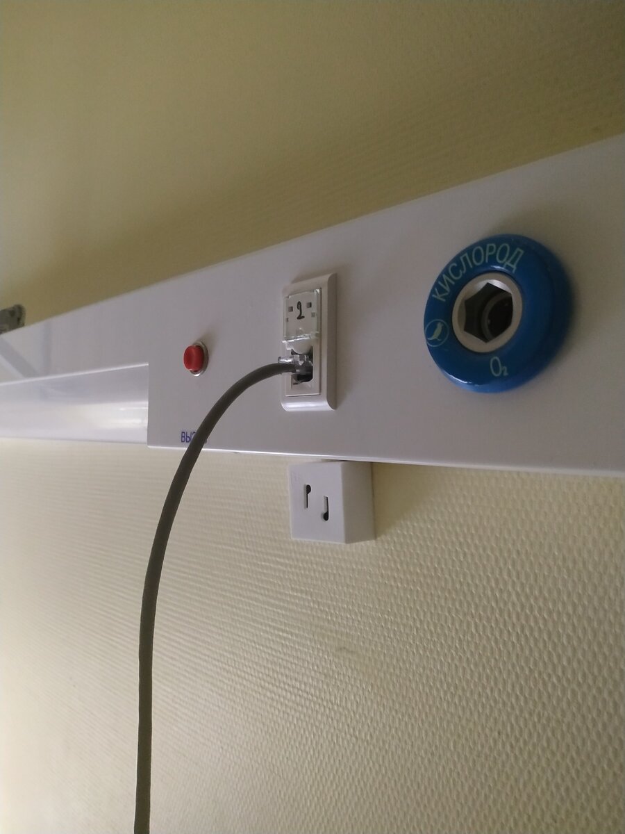 Сетевой разъем над кроватью