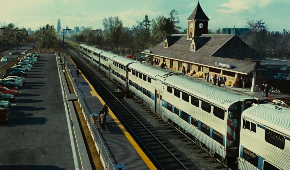 Мирная жизнь. Люди в поезде едут по своим делам, они еще не знают, что смертельная угроза нависла над составом (Кадр из фильма "Исходный код/Source Code")