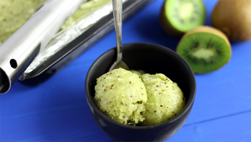 2. Сорбет из киви и черной смородины.  Вам понадобятся: киви (5-6 шт.), черная смородина (300-350 грамм), вода  (50-100 мл.), сахар (2 ст. ложки). Приготовление: варим сироп (сахар  плюс вода). Киви нарезаем небольшими кусочками, измельчаем при помощи  блендера, добавляем охлажденный сироп и еще раз хорошенечко все  перемешиваем. В полученное пюре добавляем черную смородину и аккуратно  все перемешиваем ложечкой. Полученную массу перекладываем в контейнер и  ставим в морозильную камеру примерно на 2-3 часа. Важно: чтобы сорбет был однородным, его необходимо перемешивать каждые 30 минут.