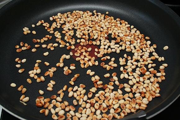 Что за песто без жареных кедровых орешков!