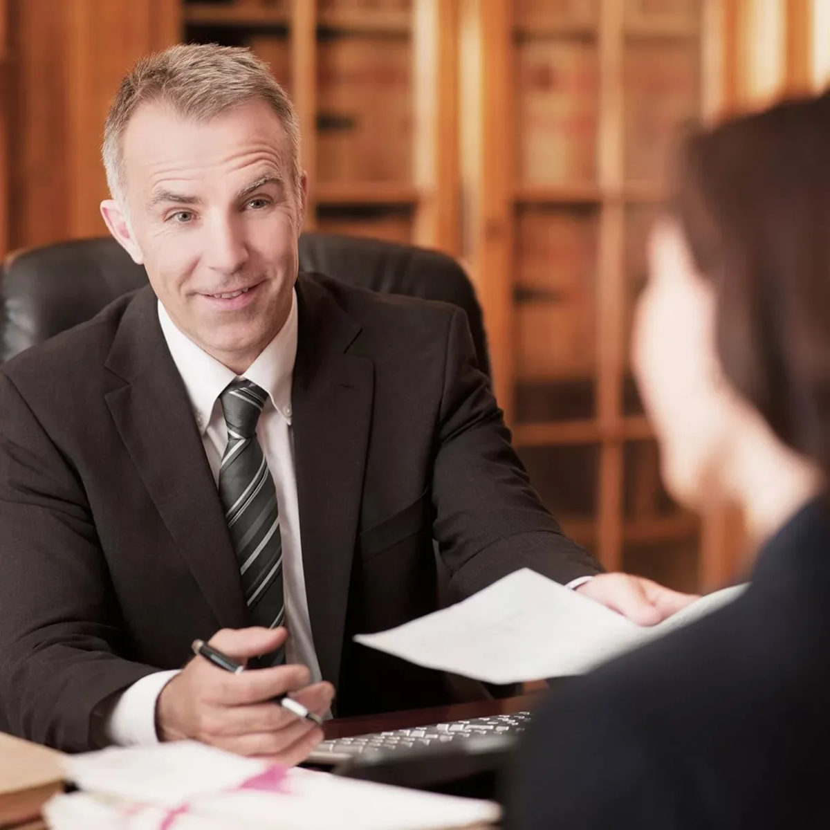 часто нам приходится обращаться за помощью к юристам. Кто-то предлагает быстро решить вопрос, кто-то декларирует, что решит вопрос дешево. Как выбрать того, кто реально может помочь за разумные деньги?  Поговорим об этом сегодня