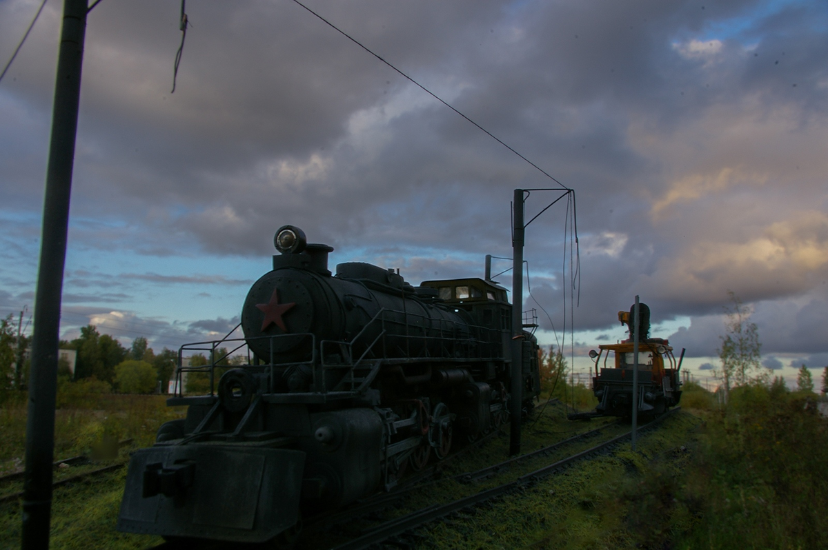 Диорама и модель паровоза на тему вселенной "Метро".