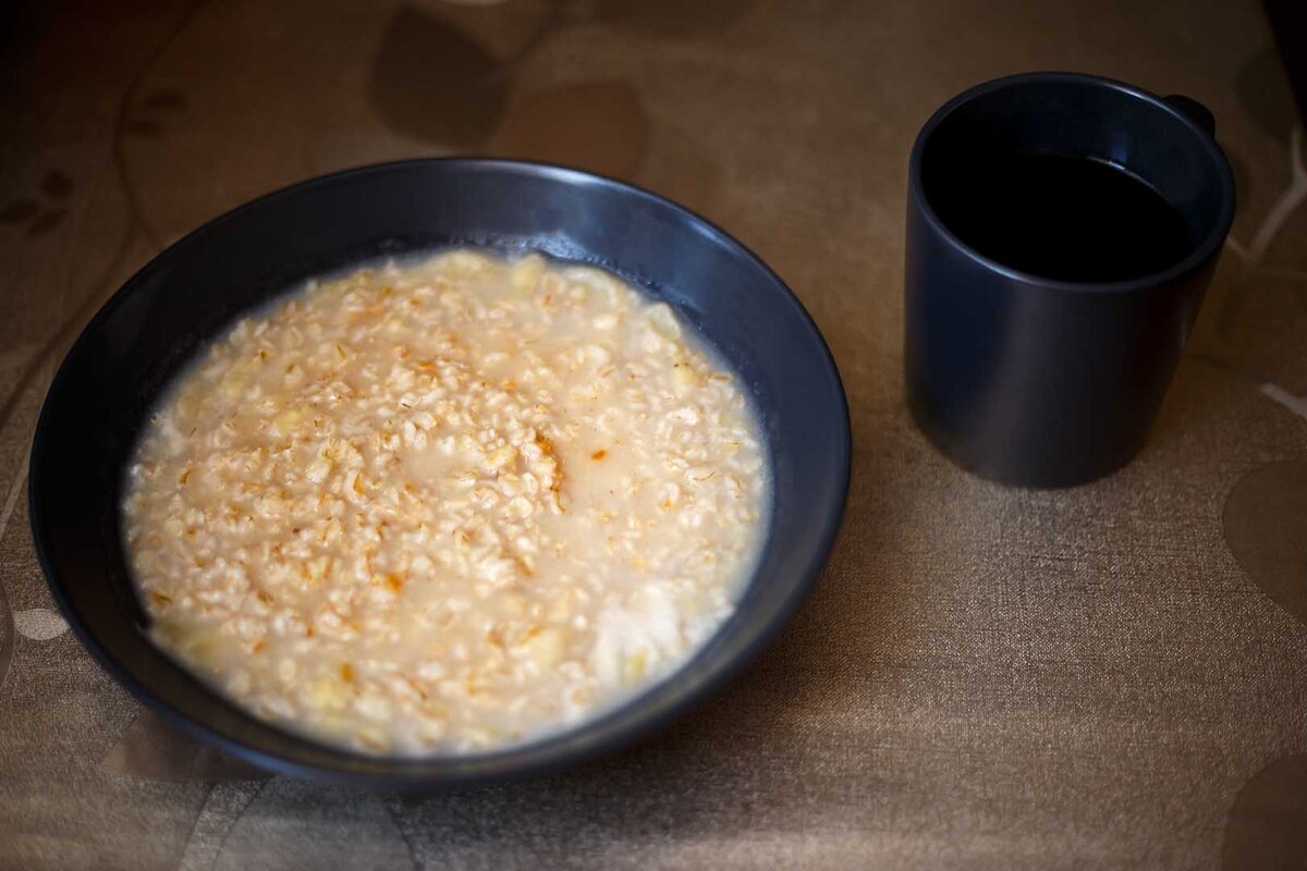 Овсяные хлопья долгой варки  60 гр. ( 216 ккал Б 7,8 Ж 3,6 У 35,4 ), арахисовая паста 10 гр.(62,3 ккал Б 2,6 Ж 4,7 У 1,8) банан 50 гр. ( 45 ккал Б 0,55 Ж 0,15 У 11,4)