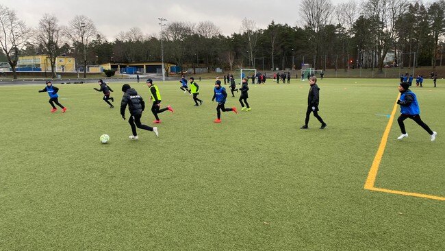 Недавняя тренировка детей ФК Броммапойкарна. Источник: NRK