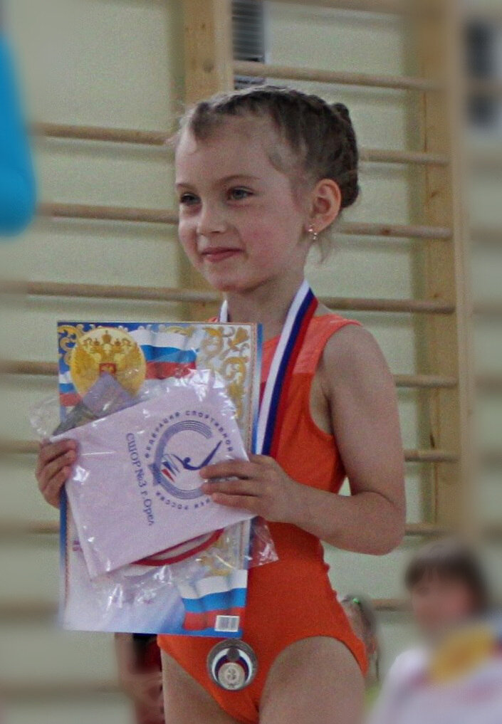 Лилиана (6 с половиной лет), первые в жизни соревнования, они состоялись через два месяца тренировок в спортшколе, в группе девочек, которые ходили на тренировки уже 8 месяцев.
