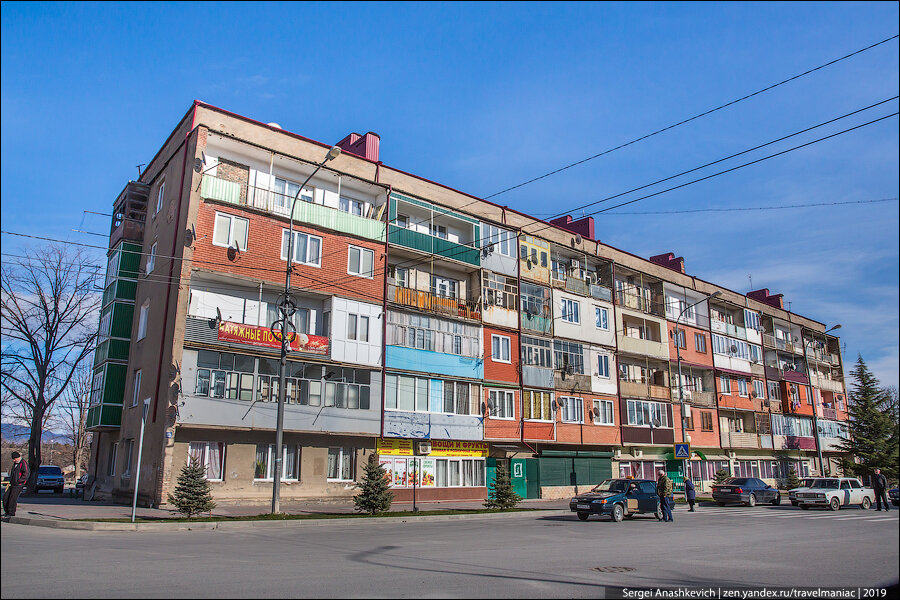 Приехал в Цхинвал и захотелось сразу же развернуться, и уехать. Это самая убогая столица, где я бывал