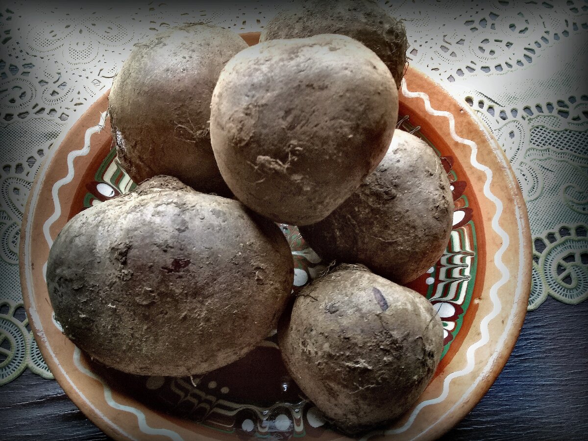 Свекла может стать одним из компонентов всех салатов и отдельным гарниром. Она полезнее всех остальных продуктов для быстрого и комфортного пищеварения. А также создает полезную микрофлору в кишечнике.