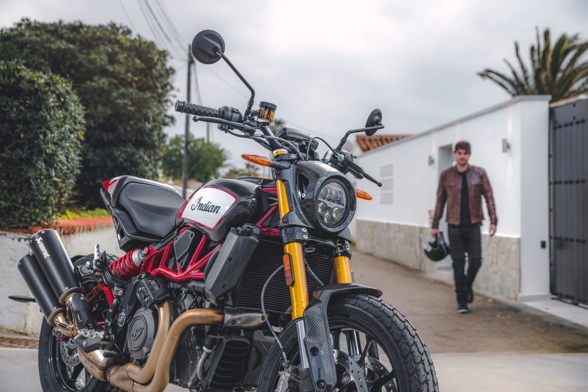 Американцы из Indian Motorcycle представили публике еще одну версию своего ней кед байка и назвали ее FTR Carbon. Раньше до оснастить и стилизовать обычный Indian FTR1200 дополнительными аксессуарами влетало в копеечку, теперь же фанатов марки появляется возможность сразу приобретать нужную комплектацию.