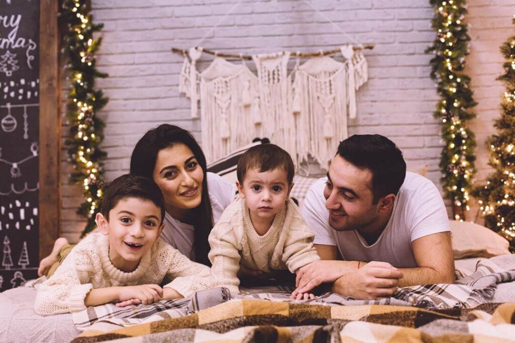 Пять армян. Армянская семья. Армянская семья современная. Армянская семья традиции. Армянская семья с детьми.