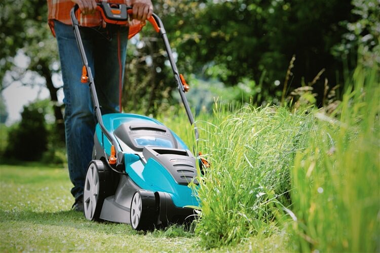 Электрическая газонокосилка