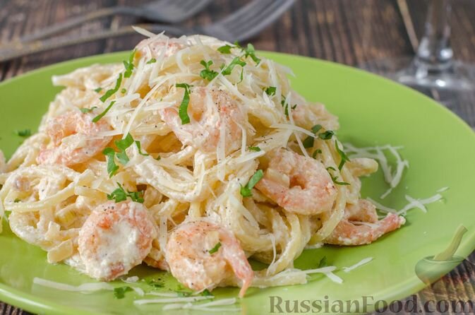 спагетти, креветки, сыр твёрдый (пармезан), сливки, вино белое сухое, масло сливочное, лук репчатый, чеснок, соль, перец чёрный молотый, паприка молотая, зелень петрушки