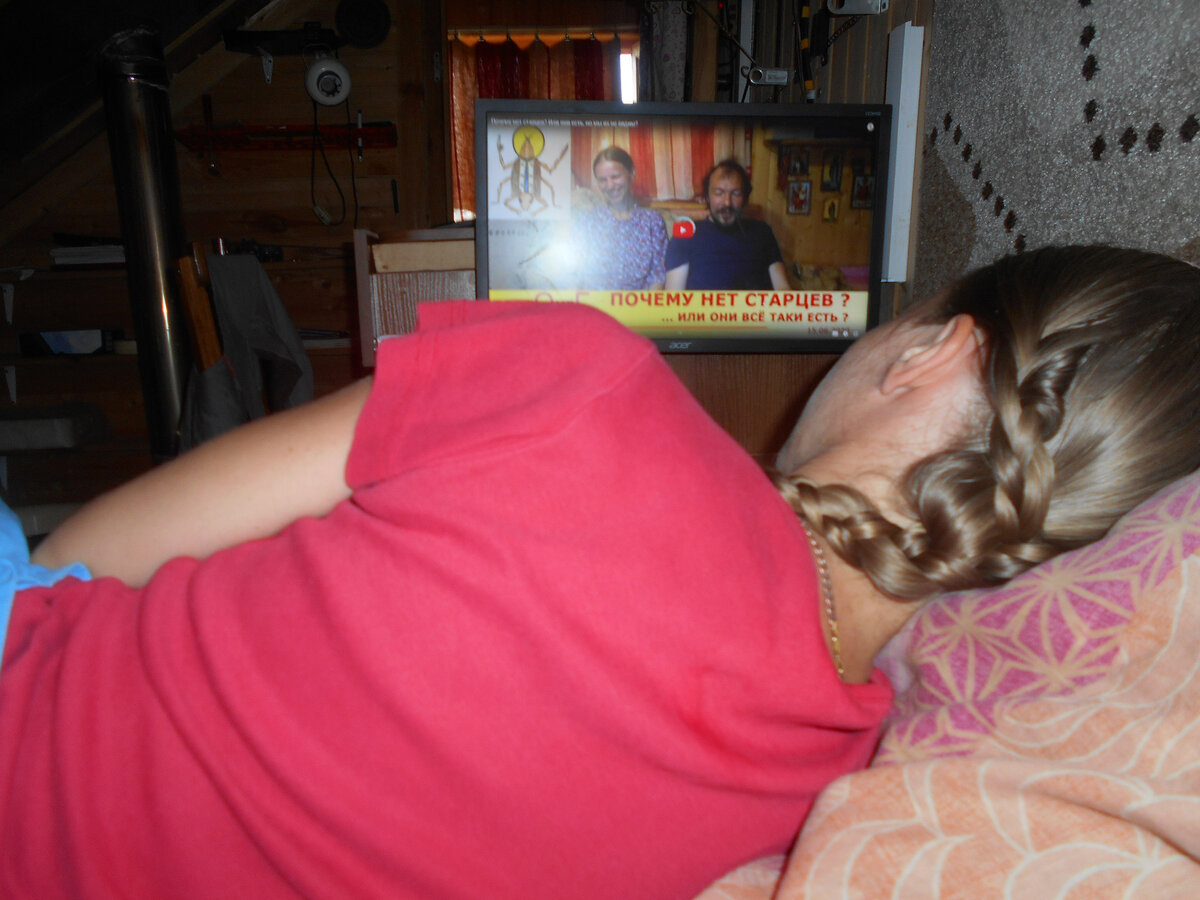 Смотреть в положении лежа. Крепится на боковую стенку стола.