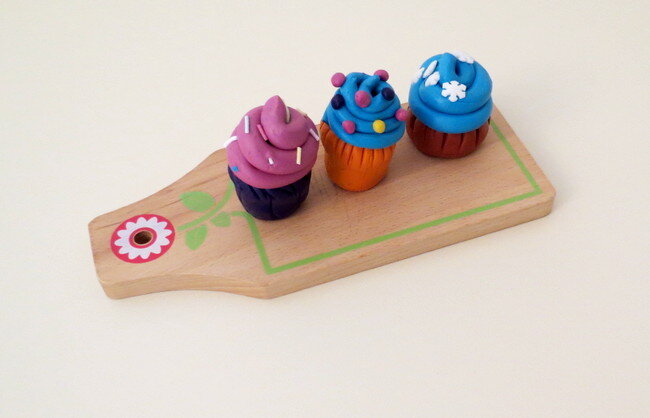 Лепили вместе с ребёнком месяца два назад. Из обычного пластилина "Луч". Уцелело