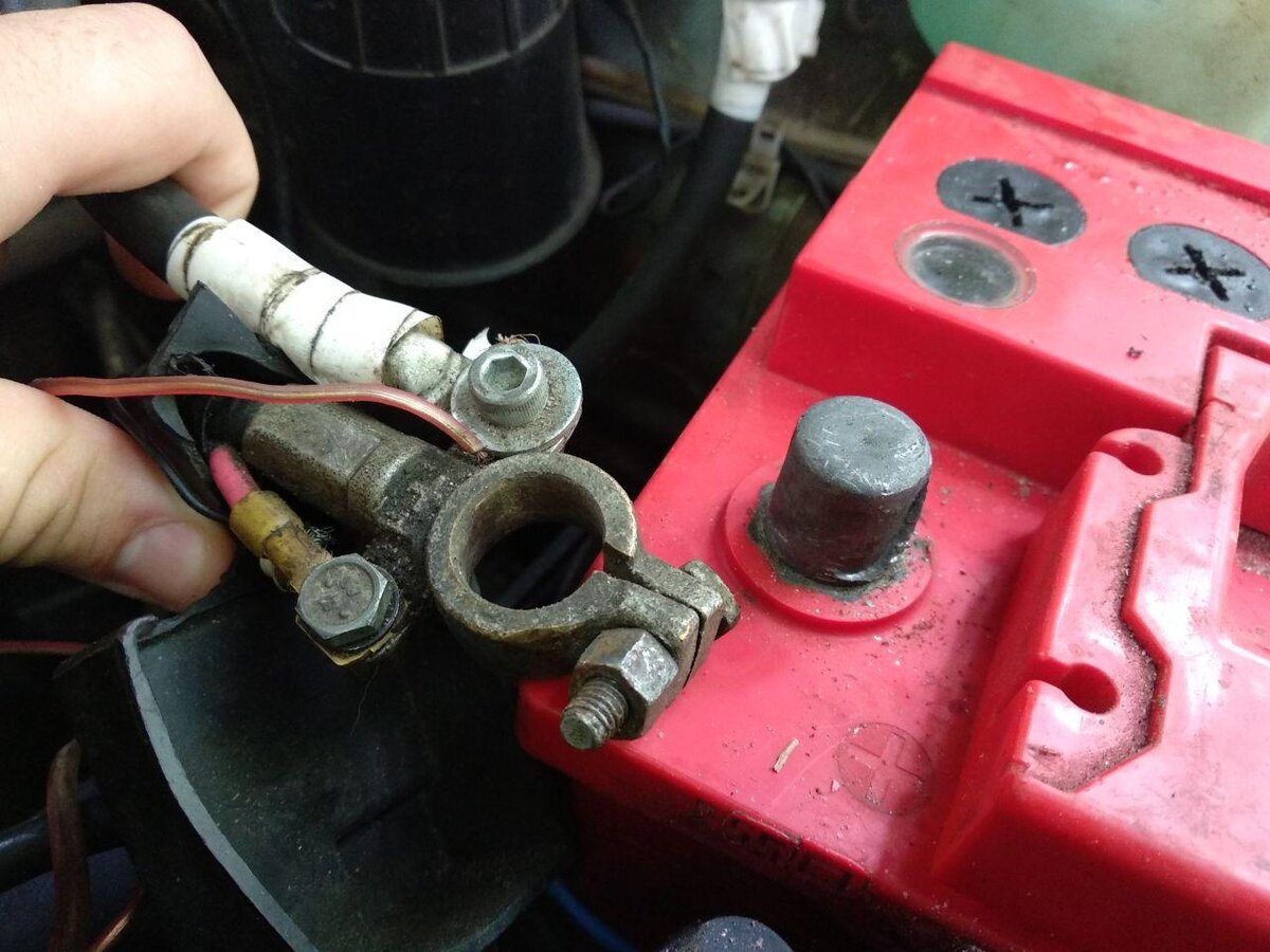 Снял клемму с аккумулятора авто