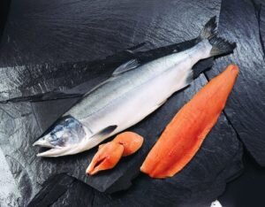 Разным породам рыб присущи особенности вкуса, запаха. Методом горячего копчения удастся из любой рыбы сделать настоящий деликатес. Наиболее вкусными считаются жирные виды: