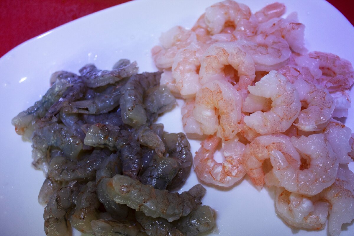 Свежие и вареные креветки. По внешнему виду определенно пока выигрывают вторые.