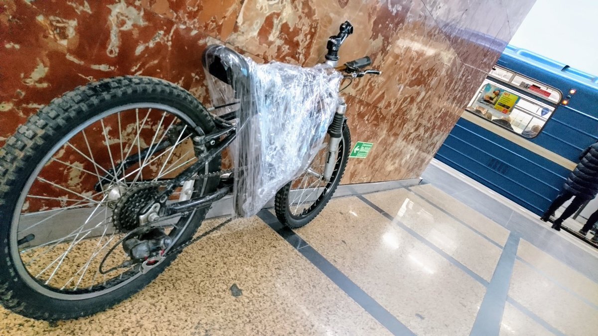 А "за бугром" уже во всю стоянки делают для великов в метро. А у нас ни стоянок, ни разрешения пройти с велосипедом. Либо скотчем обматывай, либо колеса откручивай. Такие вот дела. Фото из Яндекс.Картинки