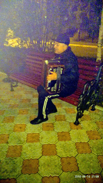 Ты и вроде бы не бомж и не алкаш, Да не на паперти, но не можешь ты сидеть, пришла весна, дома взаперти.
