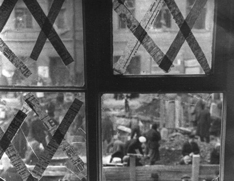 Окна заклеенные крест на крест бумагой.