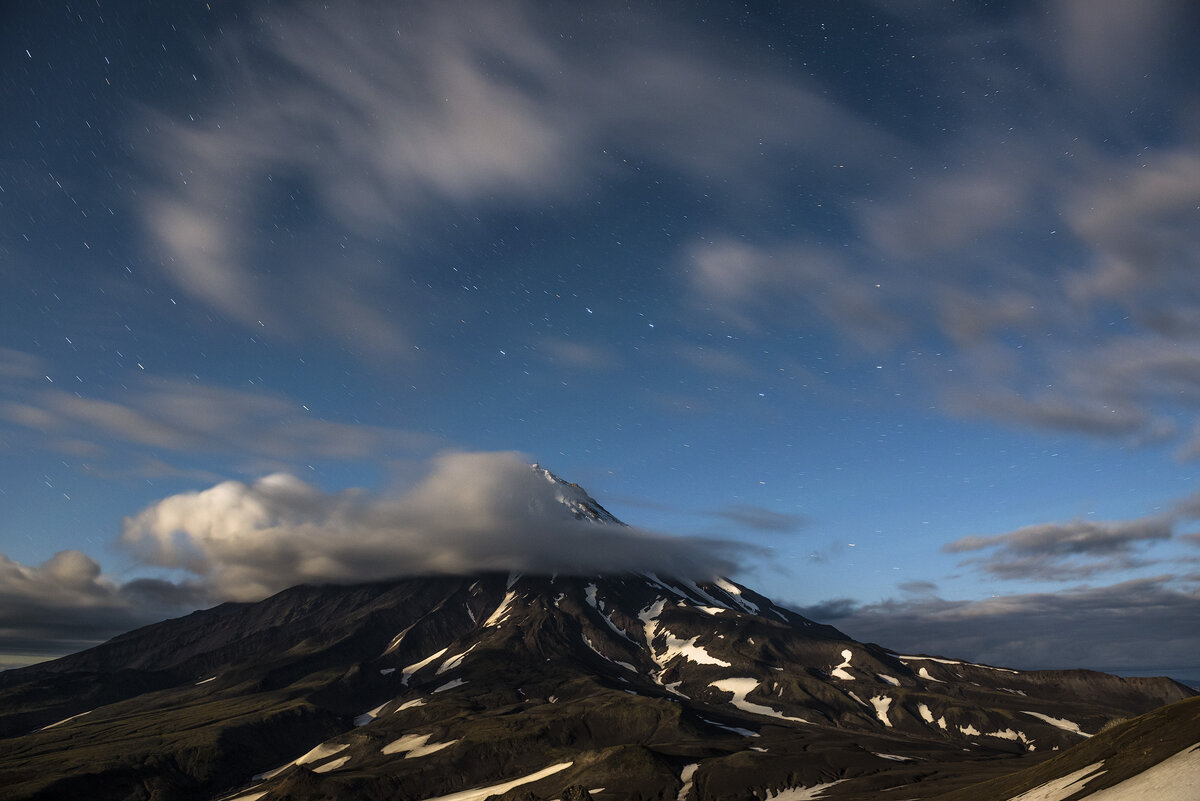 Как выглядят камчатские вулканы ночью? Такое впечатление, что мы побывали на другой планете.