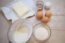 Для приготовления медовых коржей подготовьте необходимые ингредиенты.