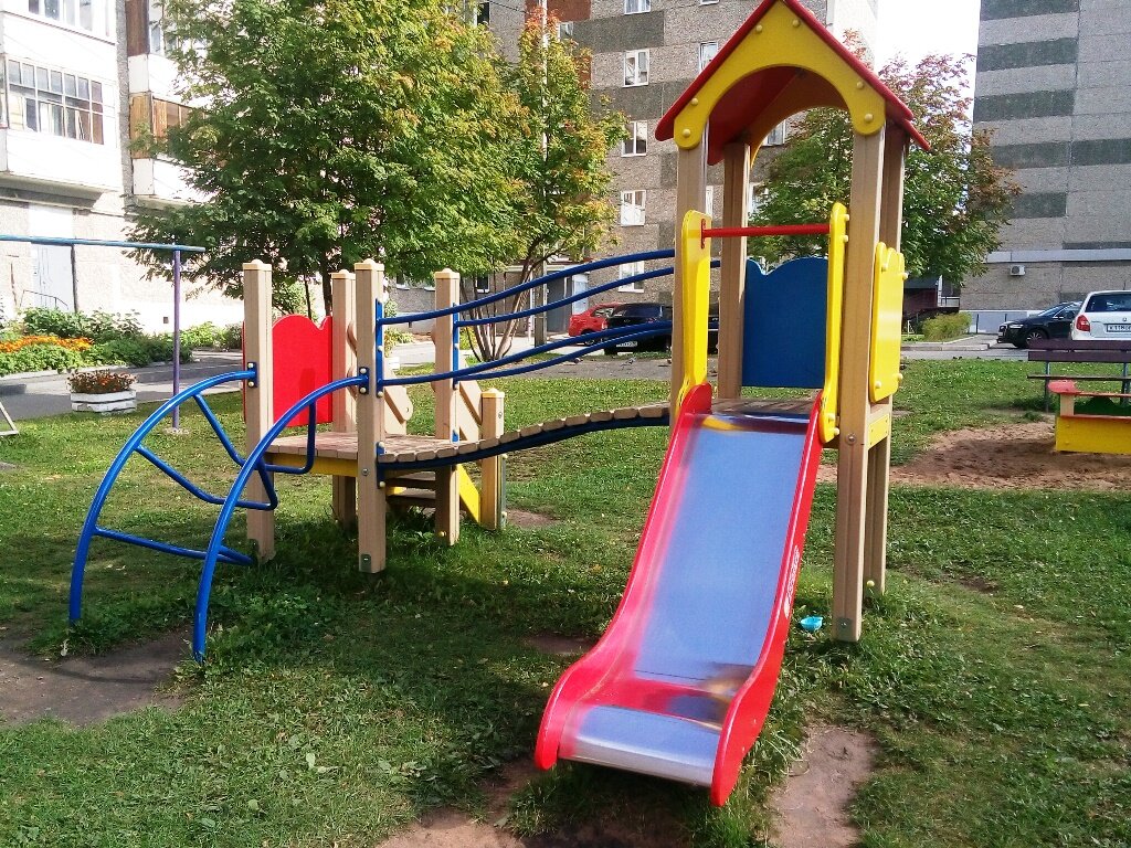 Горка домиком, с поручнями: совершенно безопасна для детей