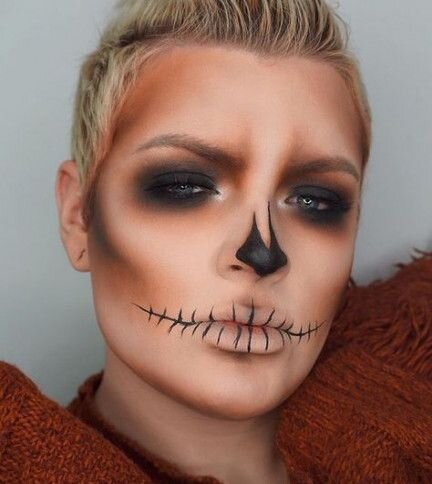 Темные тени, оранжевые оттенки и нарисованная улыбка - вот твое решение.