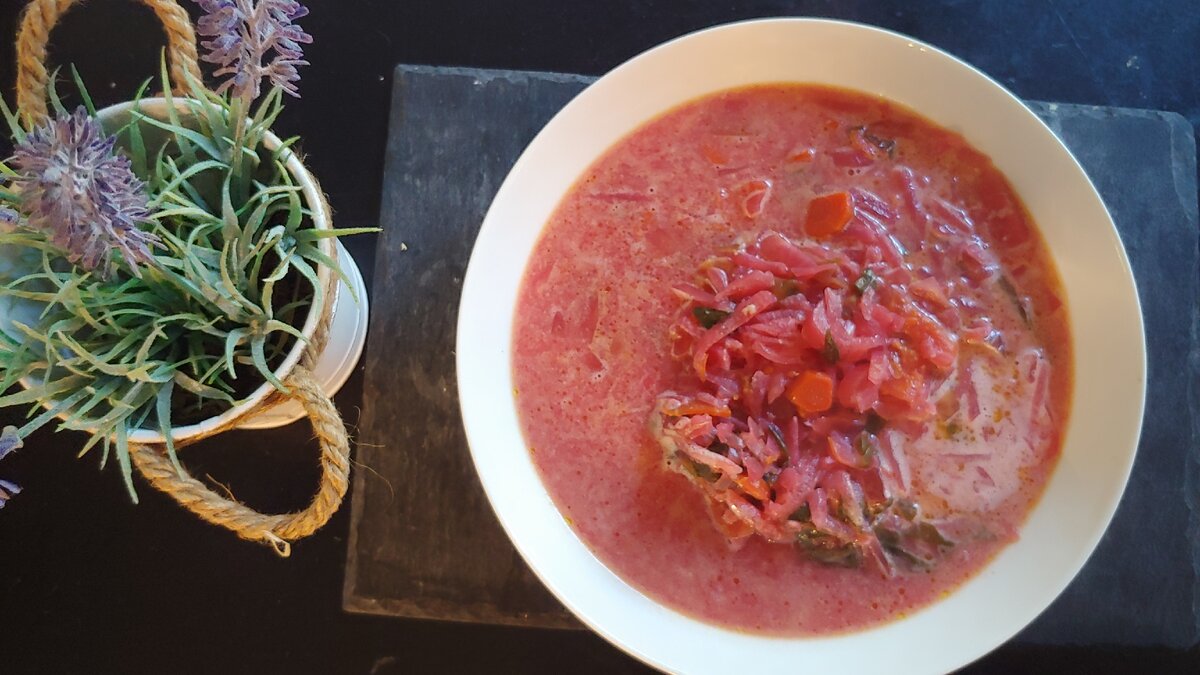 Вкус такого борща получается такой же, как и домашний со сметаной.