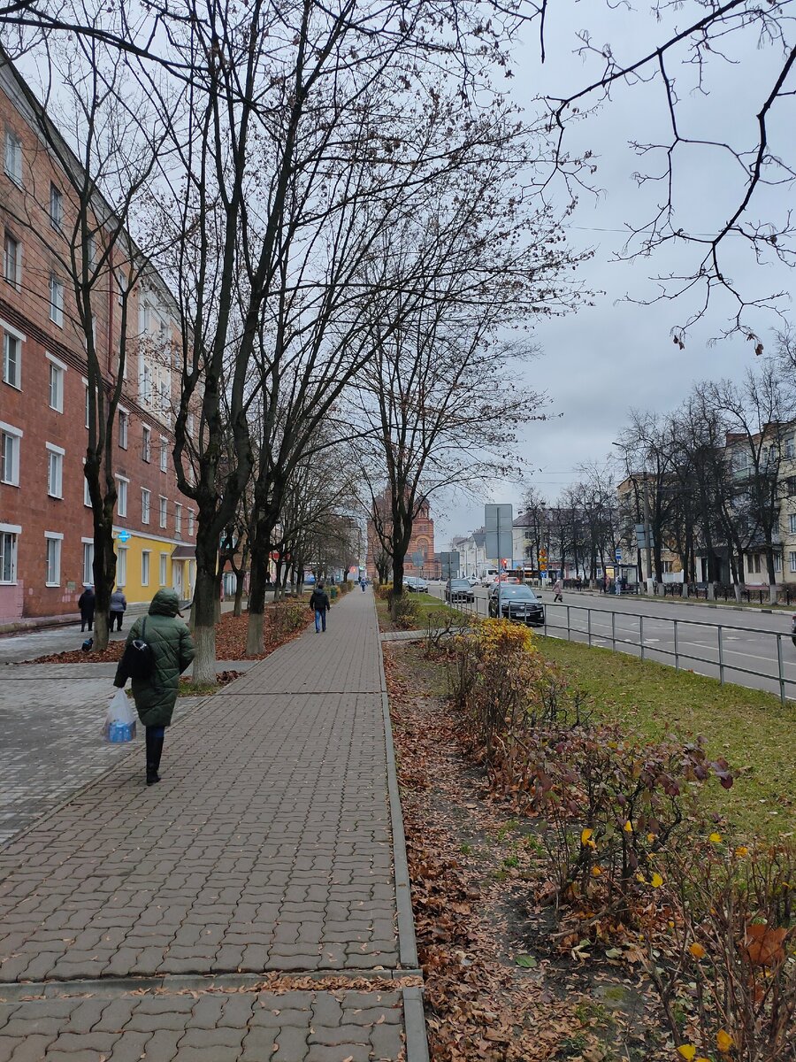 Электросталь, улица Корешкова, иду в сторону пешеходной части улицы и к церкви Вознесения. Фото Артюхов Д.